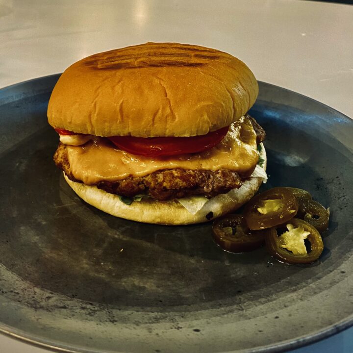 Veiselihaburger vürtsika chilli kastme ja jalapeñoga