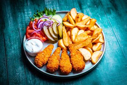 Куриные стрипсы с картофелем по-деревенски и овощами